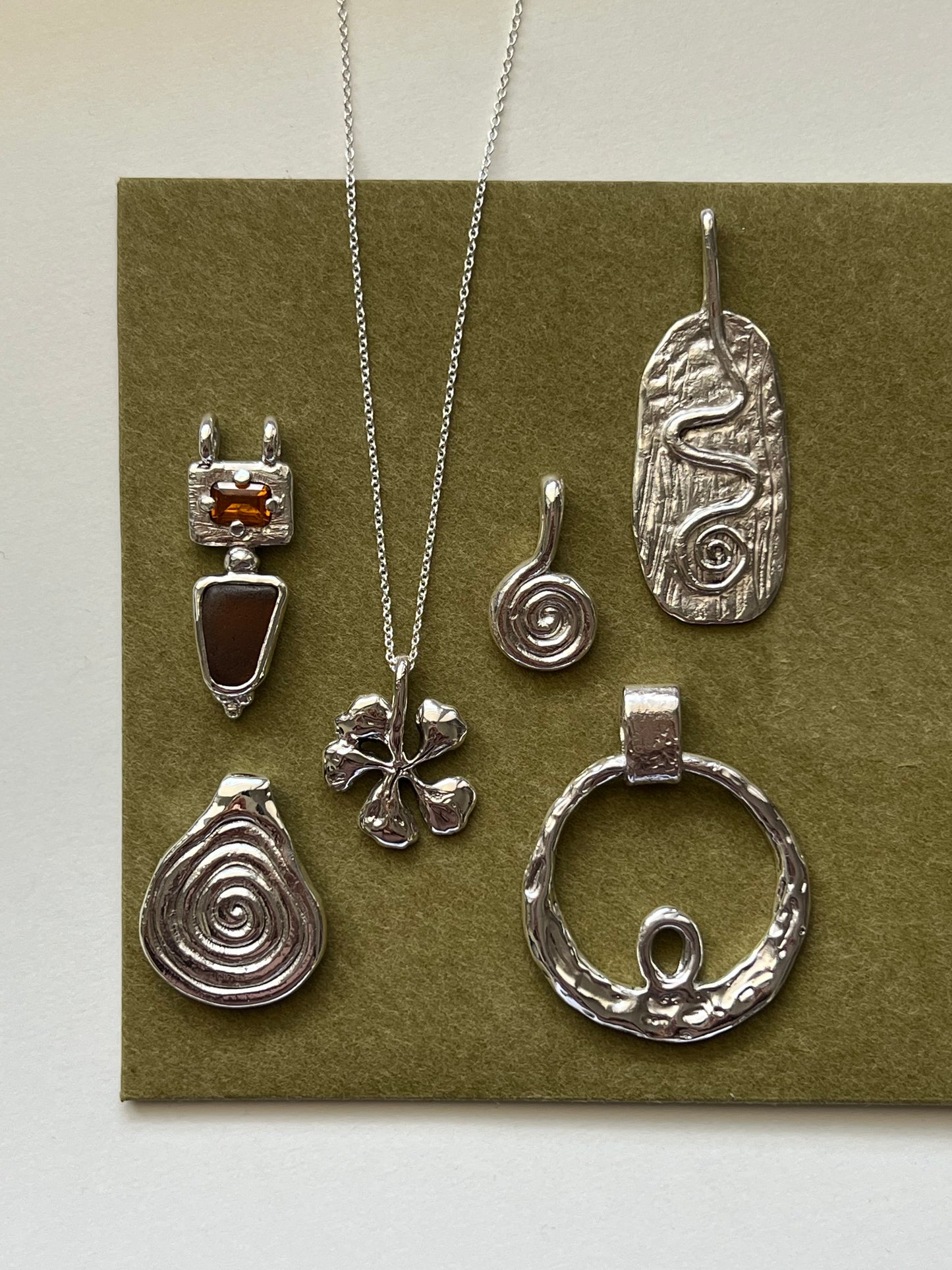 HIBISCUS pendant