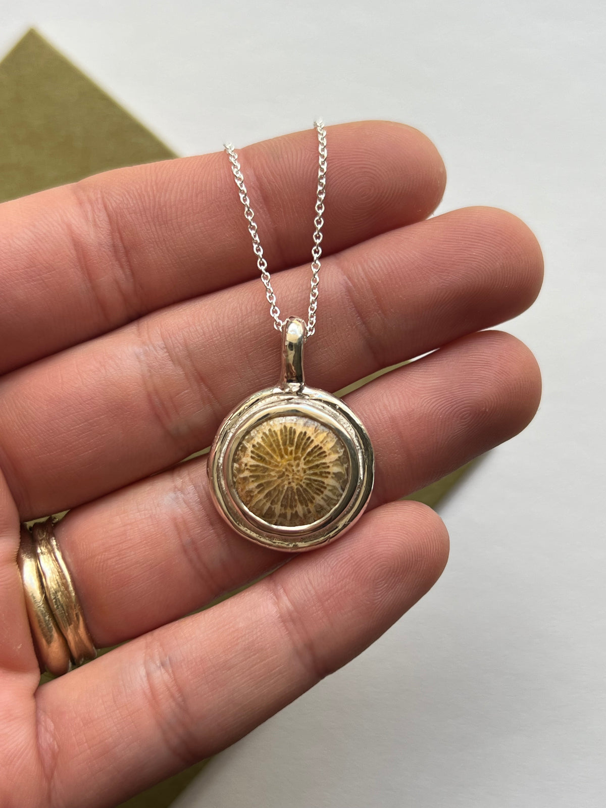 LEONIE pendant